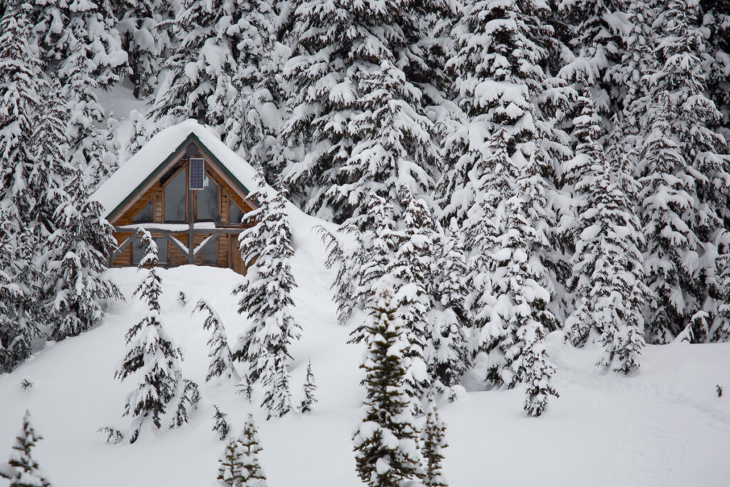 雪の囲まれた世界と山小屋