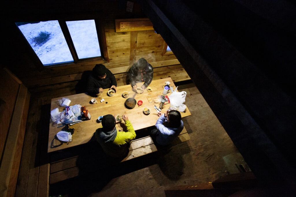 山小屋で談笑する仲間