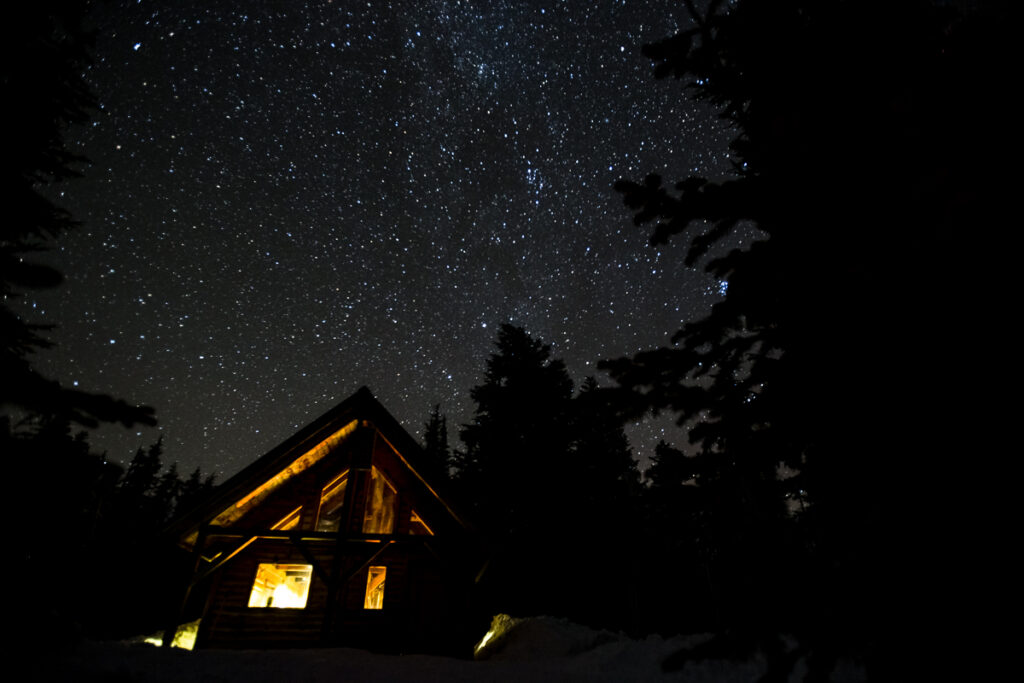 満点の星空と暖かく光る山小屋