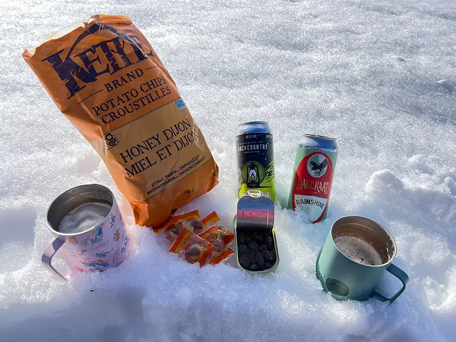 ポテチとビールを雪上で楽しむ