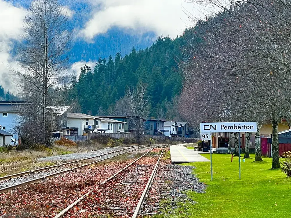 線路と家が連なるペンバートンの街風景